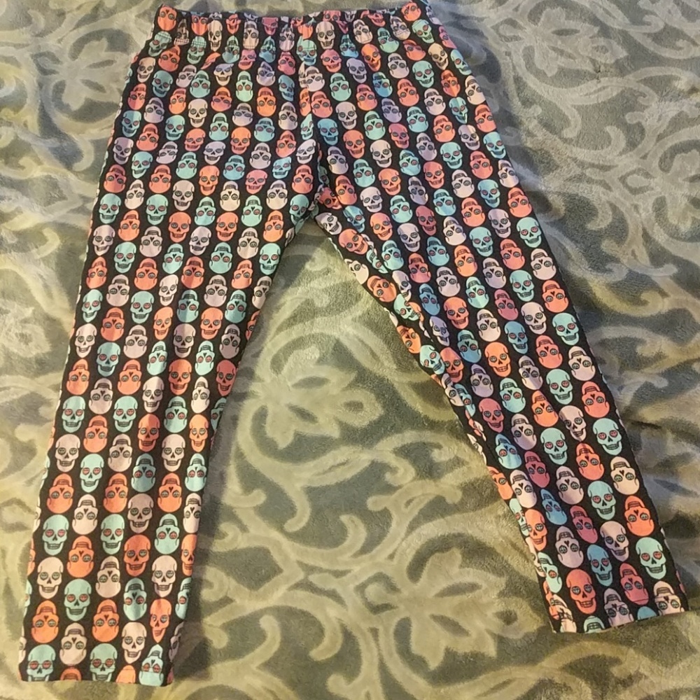 Flat colored leggings.